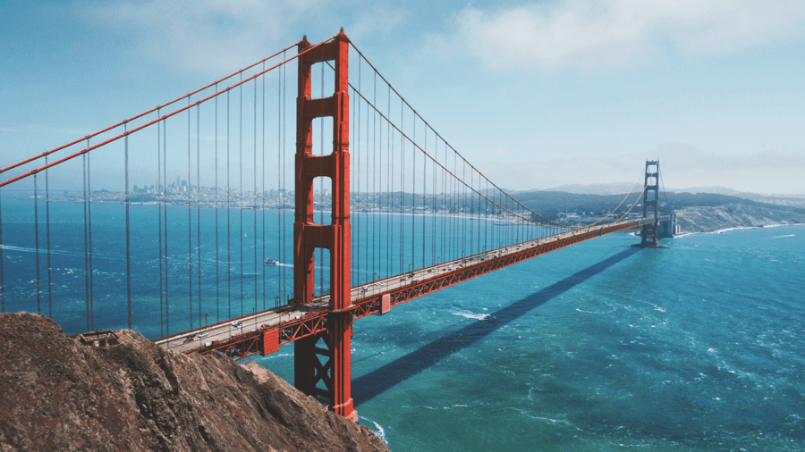 Kaliforniens malerische Küstenlandschaft bei Sonnenuntergang - Die legendäre Golden Gate Bridge in San Francisco